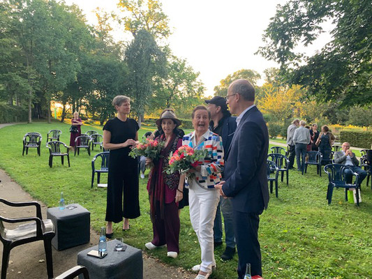 Den passender Rahmen bietet der Schloss-Garten Den passender Rahmen bietet der Schloss-Garten
